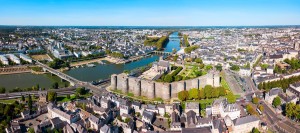 Voici une vue aérienne panoramique de la ville d'Angers, France
