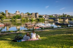 couple au pied du château de la ville d'Angers en France